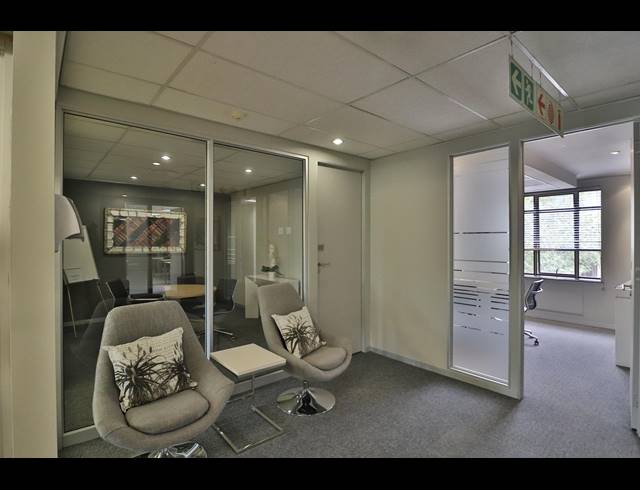 32M² SERVICED OFFICE TO LET IN FOURWAYS